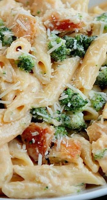 Penne Alfredo, Keto Carnivore, Chicken Broccoli Alfredo, Pasta Recipes Alfredo, Chicken Alfredo Recipes, Dinner Recipes Easy, Easy Healthy Dinner, Chicken And Broccoli, Pasta Dinner Recipes