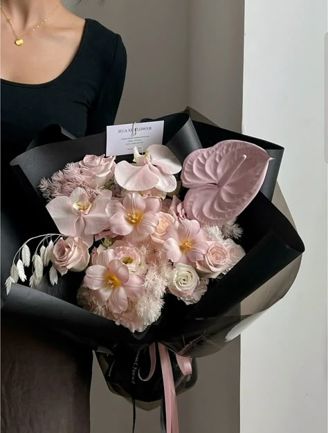 Luxury Bouquet Of Flowers, Itaewon Class Aesthetic, Yi Seo Itaewon, Korean Flower Bouquet, Jo Yi Seo, Class Aesthetic, Luxury Flower Arrangement, Expensive Flowers, Luxury Bouquet