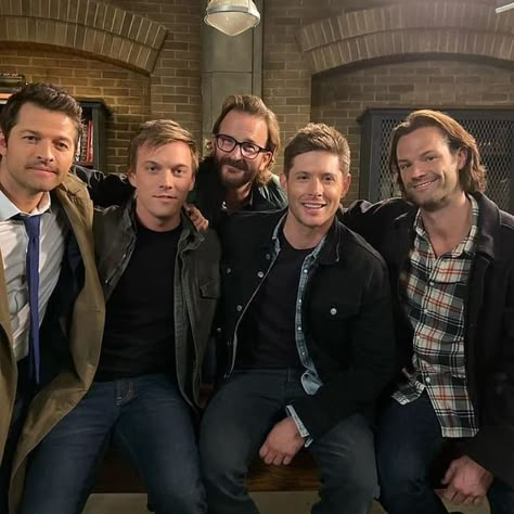 Supernatural Brazil 🇧🇷’s Instagram photo: “Aquele elenco 10/10 ❤️❤️  _ _ _ #supernaturalfandom #supernatural #supernaturalfamily #spnfamily #spn #jensenackles #deanwinchester…” Sam E Dean Winchester, Emmanuelle Vaugier, Jake Abel, Richard Speight, Bobby Singer, Supernatural Wallpaper, John Winchester, Supernatural Tv Show, Winchester Boys