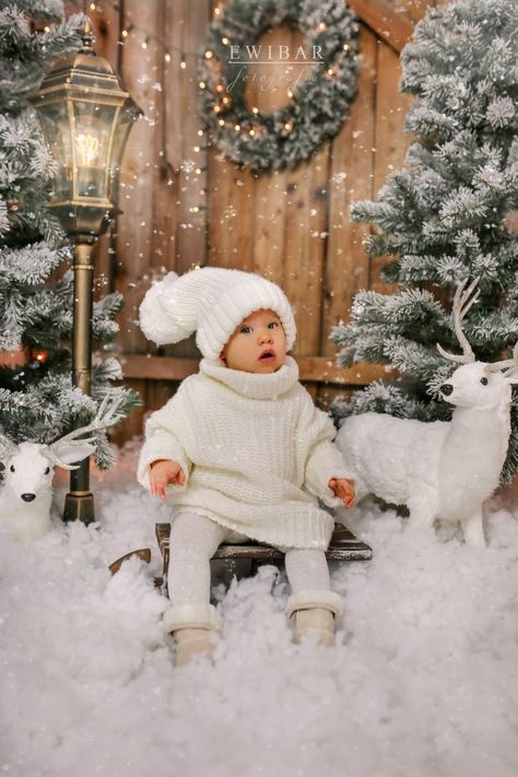 Christmas Photoshoot Kids, Christmas Mini Shoot, Baby Christmas Photography, Outdoor Decoration Ideas, Outdoor Christmas Decoration Ideas, Christmas Family Photoshoot, Photo Backdrop Christmas, Coin Photo, Baby Christmas Photos