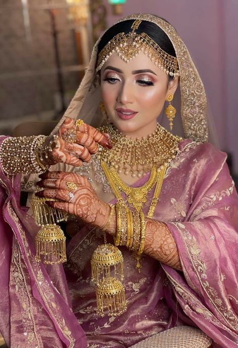 Pakistani Bridal Makeup Red, Cradle Decoration, Indian Wedding Reception Outfits, Hijabi Bride, Latest Bridal Makeup, Mayon Dresses, Bridal Sweater, Indian Wedding Poses, Bridal Jewelry Sets Brides