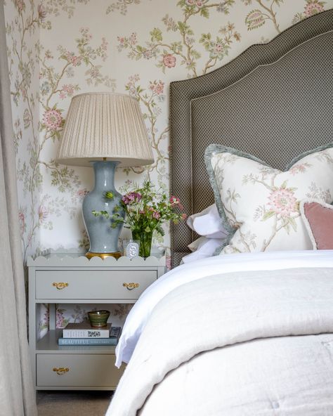 English Cottage Bedroom Ideas, Cottage Bedroom Ideas, English Cottage Bedroom, Cotswolds Cottage, Glam Pad, Rattan Side Table, English Country Style, Georgian Homes, English Country House