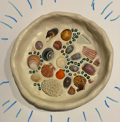 Clay Seashells Diy, Clay Bowl Ideas Aesthetic, Shell Clay Art, Handmade Ceramic Gift Ideas, Air Dry Clay Trinkets, Diy Clay Jewelry Dish, Diy Clay Bowl, Things To Do With Seashells, Seashell Pottery