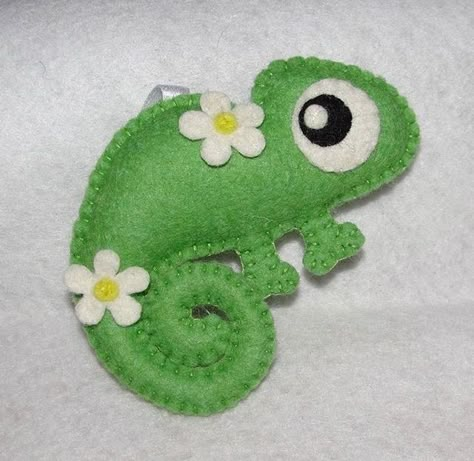 Diy Felt Plushies, Felt Chameleon, Keyring Craft, Adult Disney Costumes, Felt Plushie, Dance Crafts, Felt Keychain, Felt Ornaments Patterns, Diy Cat Toys