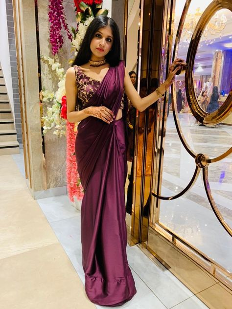 Plum Color Saree, Wine Colour Saree For Farewell, Satin Saree Look, Farewell Sarees School, Farewell Sarees For Teens, Saree Purple, Girl In Saree, Sarees For Girls, Simple Saree Designs