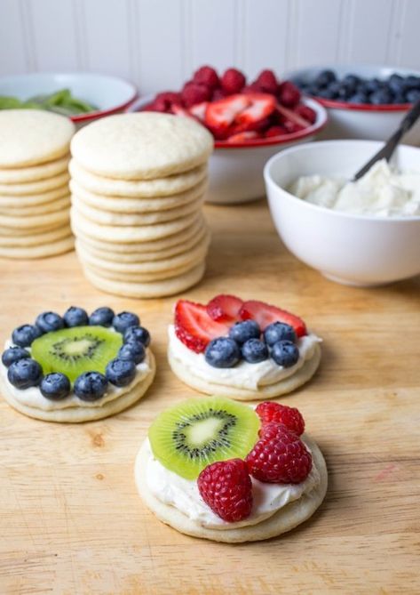 Recipe: Mini Fruit Pizzas Fruit Pizza Frosting, Dessert Pizza Fruit, Fruit Pizzas, Fruit Sugar Cookies, Mini Fruit Pizzas, Dessert Pizza Recipes, Pizza Dessert, Fruit Pizza Sugar Cookie, Fruit Pizza Recipe