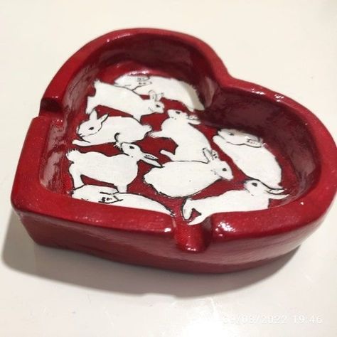 Pottery Painting Unique, Handmade Clay Gifts, Clay Ceramics Ideas, Clay Photo Holder, Clay Ashtray Ideas, Ashtray Clay, Ceramics Plate, Clay Box, Ceramic Ashtray