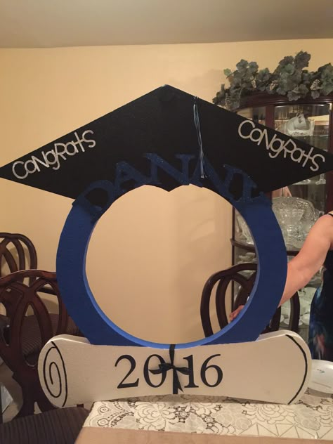 Graduation picture frame Graduation Picture Frame Ideas Diy, Graduation Cap Decor, Farewell Decorations, Graduation Picture Frames, Graduation Photo Frame, High School Graduation Party Decorations, Graduation Party Backdrops, Graduation Photo Booth, Graduation Frame