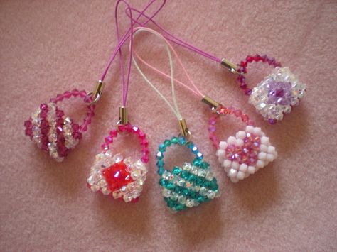 Beaded Miniatures, Keychain Beaded, Motifs Perler, Beaded Earrings Tutorials, Diy Jewelry Unique, Beaded Jewlery, Bead Charms Diy, Beaded Necklace Diy, Handmade Jewelry Tutorials