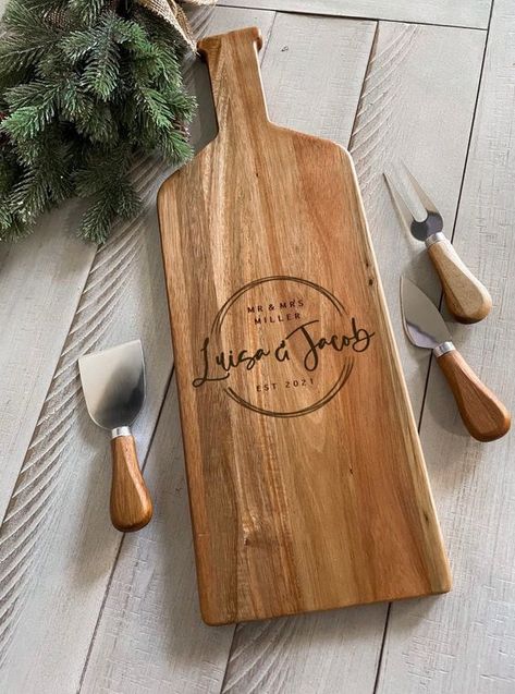 Laser Cut Christmas Ideas Engraved Charcuterie Board, Wood Crafts To Sell, Wooden Charcuterie Board, Charcuterie Board Diy, Personalized Charcuterie Board, Engraved Cheese Board, Charcuterie Board Cheese, Wood Laser Ideas, Personalized Cheese Board