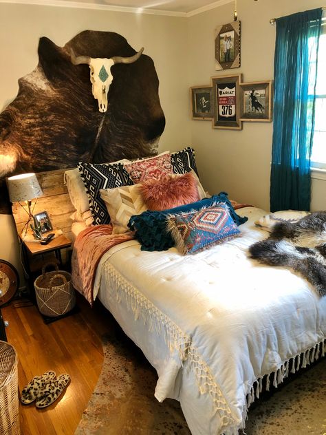 Urban Home Design, Western Bedrooms, Cowgirl Room, Western Bedroom Decor, Western Rooms, Western Bedroom, Dorm Room Inspiration, Vintage Living Room, Country Bedroom