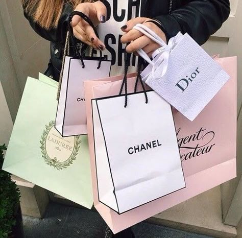 a girl carrying a bunch of designer bags Gossip Girl Aesthetic, Tattoos Geometric, Rich Girl Aesthetic, Rich Girl Lifestyle, Vision Board Manifestation, Rich Lifestyle, Future Lifestyle, Money And Happiness, Rich Kids