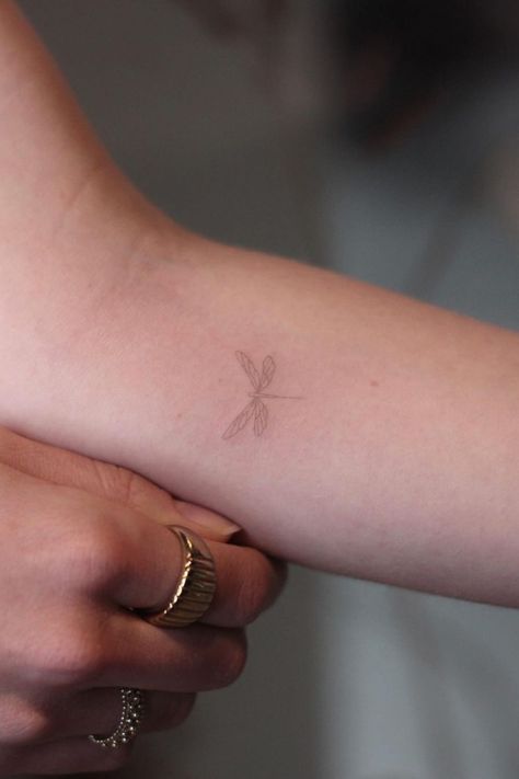 40 Awesome Dragonfly Tattoo Design Ideas Wrist Tattoos Dragonfly, Fine Line Dragon Fly Tattoos, Cool Fineline Tattoo, Dragonfly Tattoo Aesthetic, Tiny Dragon Fly Tattoo, Dragonfly Wings Back Tattoo, Dragonfly Tattoo Forearm, Brown Fine Line Tattoo, Fineline Dragonfly Tattoo