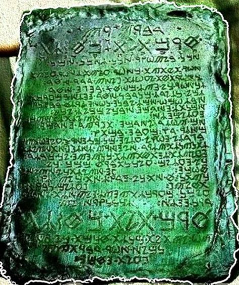 The Legendary Emerald Tablet and its Secrets of the Universe | Ancient Origins Emerald Tablets Of Thoth, Starověký Egypt, Secrets Of The Universe, Isaac Newton, Ancient Origins, Ancient Knowledge, Ancient Mysteries, Ancient Aliens, Egyptian Gods