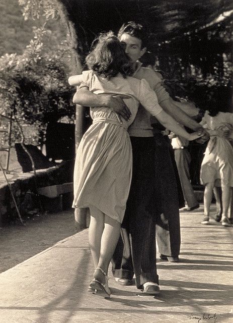 Dancing lovers. Couples Vintage, Vintage Foto's, Jitterbug, Dance Like No One Is Watching, Swing Dancing, Vintage Couples, Shall We Dance, Swing Dance, Fred Astaire