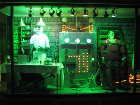 great Halloween lab setup! Halloween Labratory Ideas, Lab Decorations, Mad Scientist Room, Lab Setup, Diy Frankenstein Decorations, Zombie Lab Halloween, Frankenstein Decorations, Halloween Asylum Theme, Halloween Laboratory