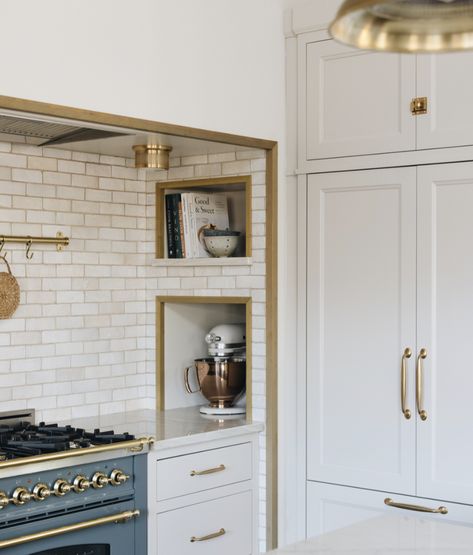 35 Amazing White Cabinets With Gold Hardware For A Luxurious Look White Cabinets Brass Hardware, White Cabinets With Gold Hardware, Hardware For White Cabinets, Cabinets With Gold Hardware, Full Overlay Cabinets, Gold Kitchen Hardware, Off White Cabinets, Small Galley Kitchen, Shiplap Backsplash