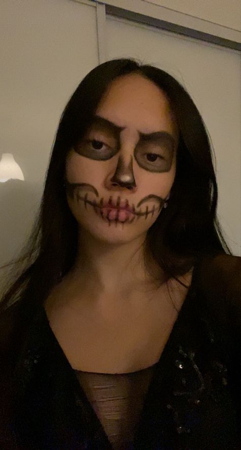 Skeleton Makeup Half Face Simple, Minimal Skull Makeup, Skelton Faces Makeup, Easy Skeleton Face Paint, Half Face Skeleton Makeup, Skeleton Makeup Half Face, Half Skeleton Makeup, Caveira Halloween, Skeleton Face Makeup