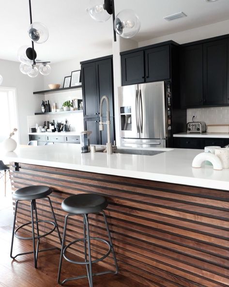 Carl Diaz on Instagram: “ONE OF MY FAVORITE PROJECTS EVER!! This is a horizontal walnut slat wall for @domo_kingdamo and @charize_edano! It was one of the more…” Slat Wall Kitchen, Walnut Slat Wall, Kitchen Accent Wall, Basement Entertainment, Condo Building, Casa Country, Kitchen Inspiration Design, Kitchen Redo, Updating House