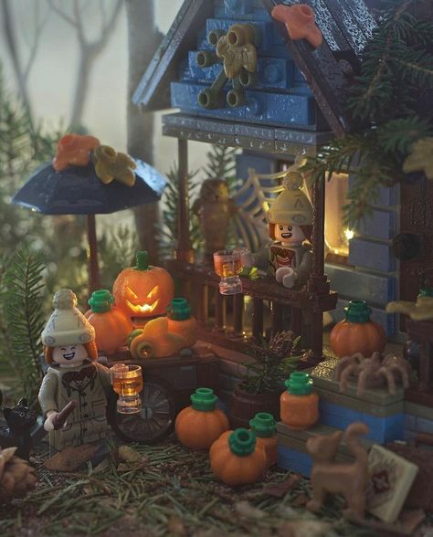 Lego Halloween Ideas, Halloween Lego Ideas, Lego Autumn, Halloween Legos, Lego Shelf, Halloween Lego, Pumpkin Photography, Lego Halloween, Lego Inspiration