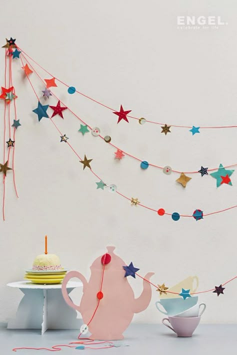 Diy Slinger, Circle Garland, Star Garland, Star Diy, Diy Garland, Paper Garland, Paper Stars, Diy Party, The Ceiling