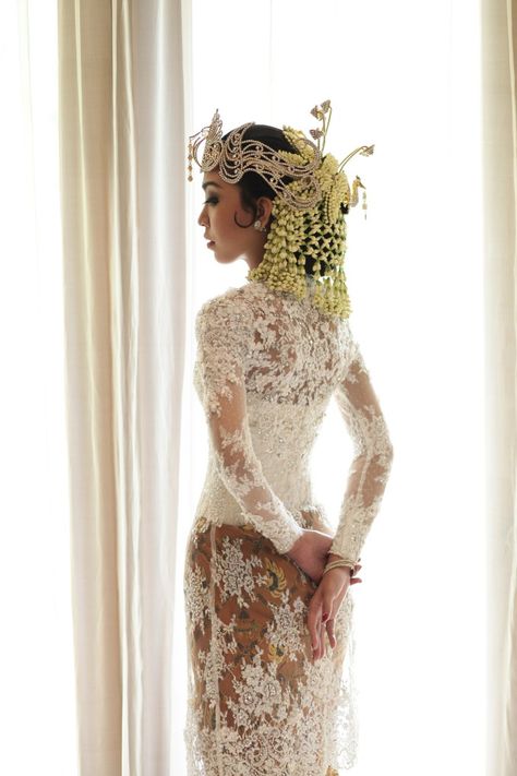 Javanese traditional wedding dress | One Couple’s Exquisite Javanese Garden Wedding | http://www.bridestory.com/blog/one-couples-exquisite-javanese-garden-wedding Pose Pengantin, Javanese Wedding, Kebaya Wedding, Indonesian Wedding, Traditional Wedding Dress, Foto Wedding, Photography Dress, Garden Dress, Traditional Wedding Dresses