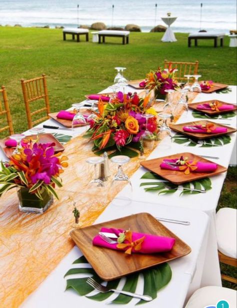 Bright Centerpieces, Tropical Wedding Reception, Hawaii Beach Wedding, Rustic Wedding Decorations, Tafel Decor, Hawaii Destination Wedding, Fiesta Tropical, Hawaii Party, Reception Centerpieces