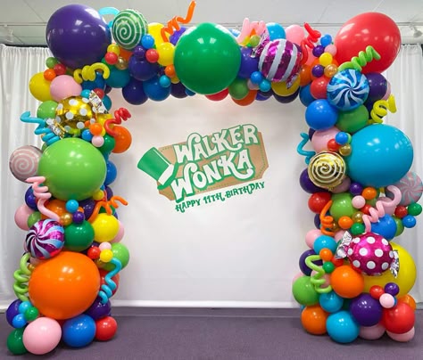 Logo Backdrop, Chocolate Factory Party, Willy Wonka Party, Candy Balloons, Deco Ballon, Candy Birthday Party, Candyland Birthday, Balloon Arches, Lollipop Candy