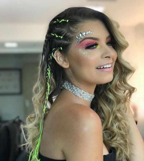 30 Cute Coachella Hairstyles To Rock Your Festival Look! - Glamour Corner Coachella Neon Outfit, Ibiza Concert Outfit, Colorful Festival Hair, Rave Hairstyles Side Part, Braided Hairstyles Festival, Make Glitter Carnaval, Hair Festival Ideas, Make Festival, Coachella Hairstyles