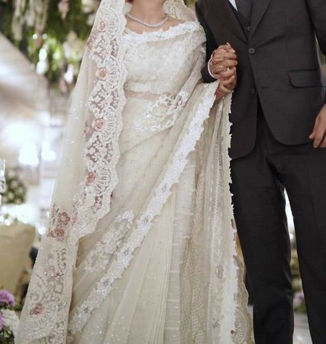 White And Gold Saree Wedding, Nikah Saree Brides, Desi White Wedding Dress, White Desi Wedding Dress, Nikkah Saree, Small Nikkah, White Bridal Lehenga, White Saree Wedding, Nikkah Outfit