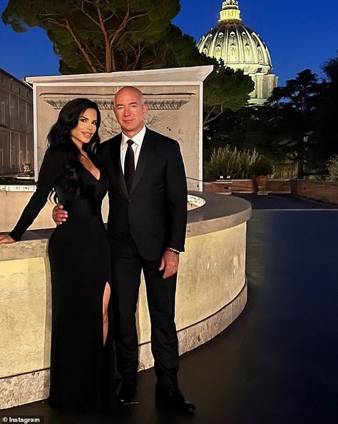 Bezos's property portfolio is thought to be worth around $600 million. He and girlfriend Lauren Sanchez split their time between the properties Jeff Bezos And Lauren Sanchez, Mansion In Beverly Hills, Property Portfolio, Private Tennis Court, Lauren Sanchez, Beverly Hills Mansion, Guard House, Textile Museum, Mega Mansions