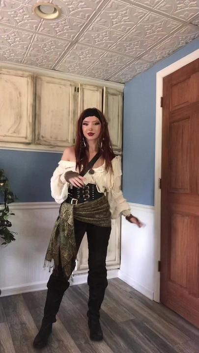 Pirate Outfit Women, Wench Costume, Caribbean Outfits, Ren Faire Outfits, Halloween Parejas, Pirate Cosplay, Ren Faire Costume, Female Pirate Costume, Pirate Wench Costume