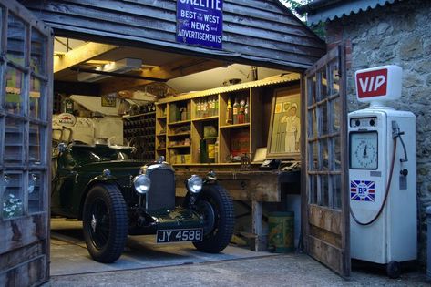 A nostalgic garage full of automobilia, still used as a genuine workshop Classic Car Garage, Haircut Selfie, Photo Hijab, Cool Garages, Car Workshop, Classic Car Restoration, Old Garage, Old Gas Stations, Motorcycle Garage