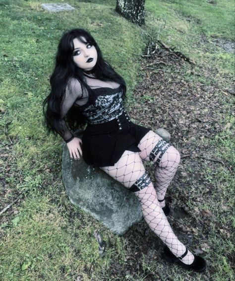 Hot Goth Outfits Aesthetic, Big Goth Girlfriend, Thick Emo Goth, Thick Goth Plus Size, Goth Mommy Aesthetic, Mid Size Alt Fashion, Fat Goth Girl, Different Goth Styles, Chubby Alternative Fashion