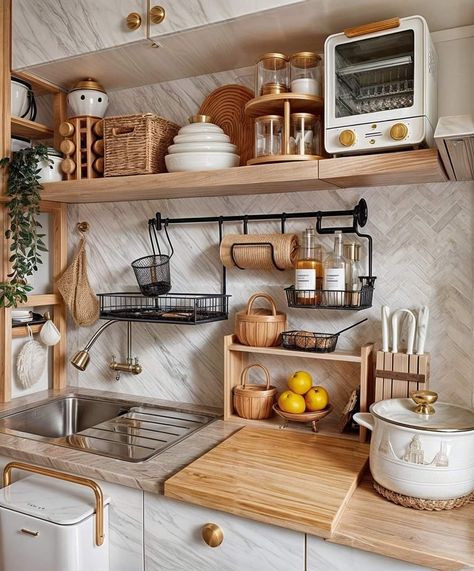 Bohemian Kitchen, Interior Design Per La Casa, Kitchen Decor Apartment, Small Kitchen Decor, Boho Kitchen, Apartment Decor Inspiration, Apartment Kitchen, Tiny Kitchen, Kitchen Sets