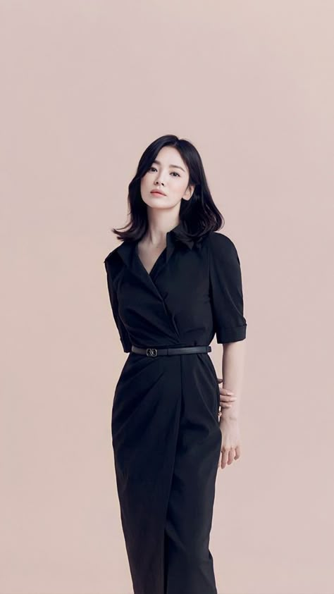 Classy Work Attire, Song Hye Kyo Style, Nikki Bella Photos, Hye Kyo, Fashion Design Patterns, Style Muse, Corporate Outfits, Song Hye Kyo, Korean Fashion Dress