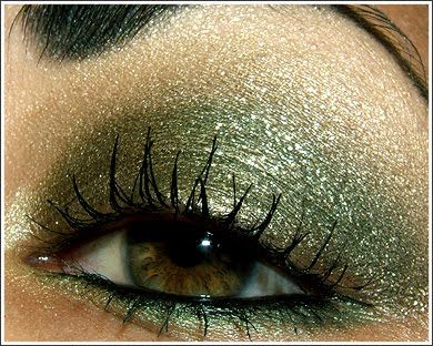 Metallic green smoky eye. Wear with black or brown. Not as harsh as the usual grey smoky eye. Enchanted Forest Makeup, Forest Makeup, Day Eye Makeup, Green Eye, Eye Makeup Designs, Green Eyeshadow, Gold Makeup, Gold Eyes, Eye Makeup Tips