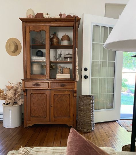 Buffet Cabinet Decor Living Room, Antique Pantry Cabinet, Vintage Hutch Decor, Antique Hutch Decorating Ideas, Hutch In Living Room, Hutch Living Room, Hutch In Kitchen, Hutch In Dining Room, Hutch Decorating Ideas