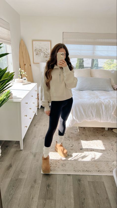 Fall Outfits Ultra Mini Uggs, Platform Ugg Slides Outfit, Short Uggs With Socks, Ugh Ultra Mini Platform, Ugg Fall 2023, Cropped Uggs Outfit, Ugh Mini Boots Outfit Leggings, Shortie Uggs Outfit, Mini Platform Ugg Boots Outfit