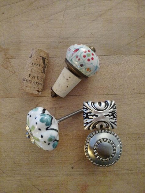 Diy Bottle Stoppers, Wine Stopper Diy, Cork Diy Projects, Pretty Wine, Diy Knobs, Wine Cork Art, Creative Circle, Wine Glass Crafts, Christmas Wine Bottles