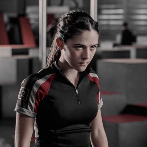 Clove Hunger Games Icons, Johanna Hunger Games Icon, Clove Hunger Games Hairstyle, Hunger Games Characters Pictures, Clemensia Dovecote Hunger Games, Clove Kentwell Icons, Isabelle Fuhrman Hunger Games, Pfp Hunger Games, Clove Hunger Games Aesthetic