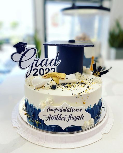 Graduation Cake Man, Navy Blue And Gold Graduation Cake, Convocation Cake Ideas, Graduation Cake Male, Graduation Cheesecake Ideas, Boys Graduation Cakes For High School, 2024 Graduation Cake Ideas, Graduation Cakes For Men, College Graduation Cakes For Men