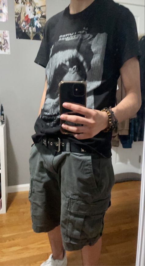 Goth Shorts Men, Male Grunge Outfits Summer, Emo Summer Outfits Guys, Cargo Shorts Outfit, Summer Grunge Outfits, Goth Shorts, Mens Shorts Outfits, Emo Boy, Boys Fits