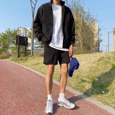 Ootd Cwo, Ryke Meadows, Hothouse Flower, Outfit Cowok, Shorts Ootd, Black Shorts Outfit, Korean Street Fashion Men, Korean Mens Fashion, Short Pants Outfit