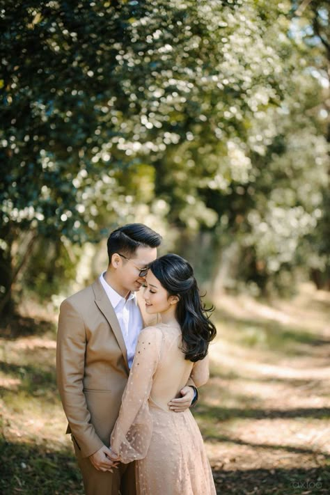 Photo Poses Outdoor, Pre Wedding Photoshoot Ideas, Prewedding Pose, Wedding Shoot Ideas, Pose Pengantin, Prenuptial Photoshoot, Wedding Photoshoot Ideas, Foto Prewedding, Poses Outdoor