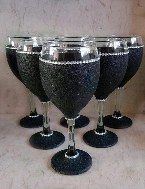 Diy Glitter Wine Glasses, Glass Art Ideas, Glitter Wine Glasses Diy, Diy Glasses, Glitter Wine Glasses, Wine Glass Decor, Wine Glass Designs, Diy Wine Glasses, Decorated Wine Glasses