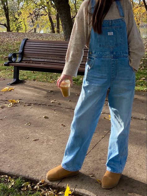 Cute Fall Overall Outfits, Overall Autumn Outfit, Blue Corduroy Overalls Outfit, Winter Denim Overalls Outfit, Overalls With Sweatshirt, Sweater Under Overalls Outfit, Sweatshirt With Overalls, Winter In Colorado Outfits, Levi Denim Jacket Outfit