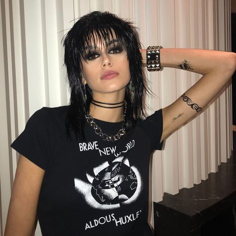 Mik on Instagram: “@joanjett inspired makeup on @kaiagerber last night for the @casamigos Halloween party! Hair by @peter.savic 🖤 @opusbeauty” Rockstar Halloween Costume Women, Punk Rock Halloween Costumes, 80s Rock Costume, 80s Rock Makeup, Punk Rock Makeup, 80s Rock Hair, Goth Halloween Costume, Rock Costume, Punk Rock Hair