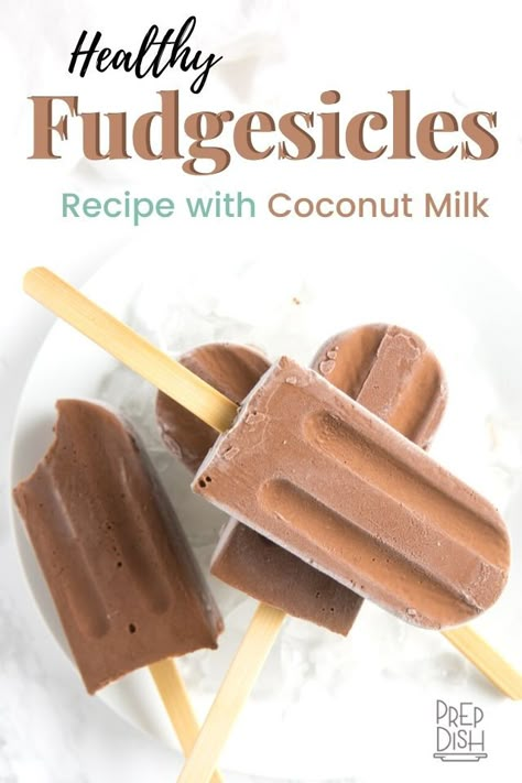 Healthy Fudgesicles, Chocolate Popsicle Recipes, Homemade Fudgesicles, Fudgesicle Recipe, Summer Popsicle Recipes, Fudge Popsicles, Easy Popsicle Recipes, Healthy Popsicle Recipes, Chocolate Popsicles