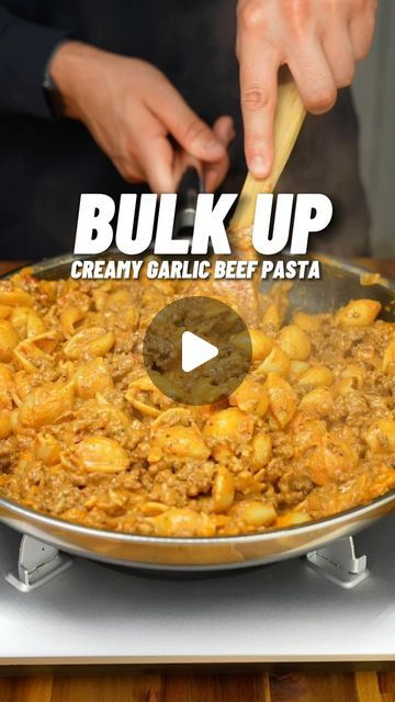 Daily High Protein Recipes on Instagram: "Easy Creamy Garlic Beef Pasta for Bulking! 🔥🍝   Over 1000 Calories, 72g Protein! Easy Bulking Meal Prep 😋🏋🏽  Credit: @panaceapalm  Serves 4: 🍝🍝🍝🍝  Calories & Macros 📊 Per Meal: 1044 calories  71g P | 67g C | 49g F  Seasoned Beef - 800g 15% beef mince - garlic powder - onion powder - smoked paprika - salt & pepper - tbsp oil  Creamy Garlic Sauce  - 1 medium chopped onion  - 4 cloves garlic diced - 400ml tomato sauce (brand: Tesco) - 200ml beef stock  - 200ml double (heavy) cream - tsp italian herbs  Other Ingredients  - 300g shell/conchiglie pasta (uncooked weight) - boil in salted water - 4 tbsp grated Pecorino or Parmesan (garnish - tbsp on each prep) - chopped basil (garnish)  Storage & Heating ♨️ - Store in meal prep boxes refrigerated Bulking Meal Prep, Meal Prep Boxes, Bulking Meals, Sauce Brand, Garlic Beef, Italian Herbs, Creamy Garlic Sauce, 1000 Calories, Beef Pasta